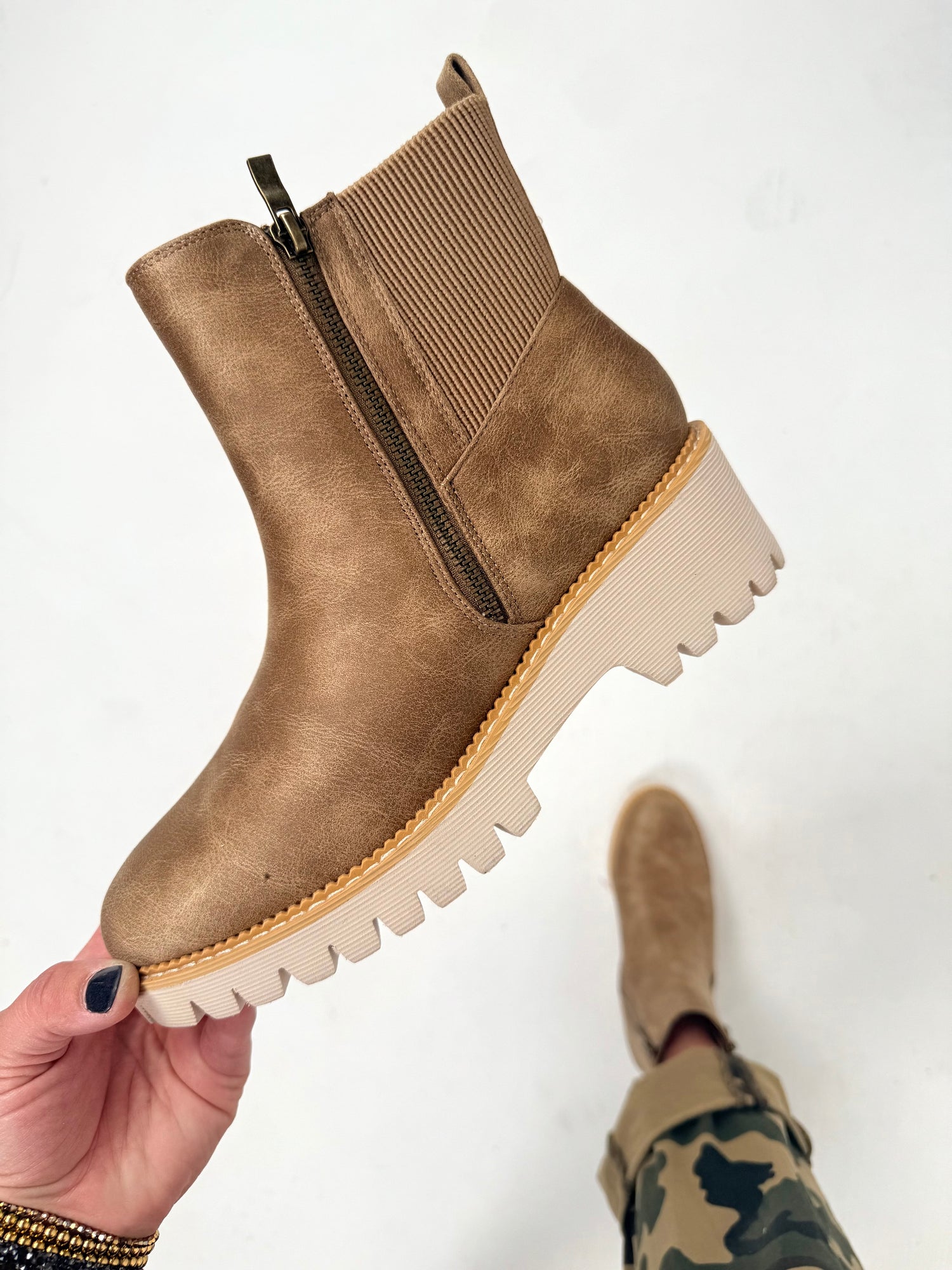 Corkys - TAKE A HIKE - Taupe