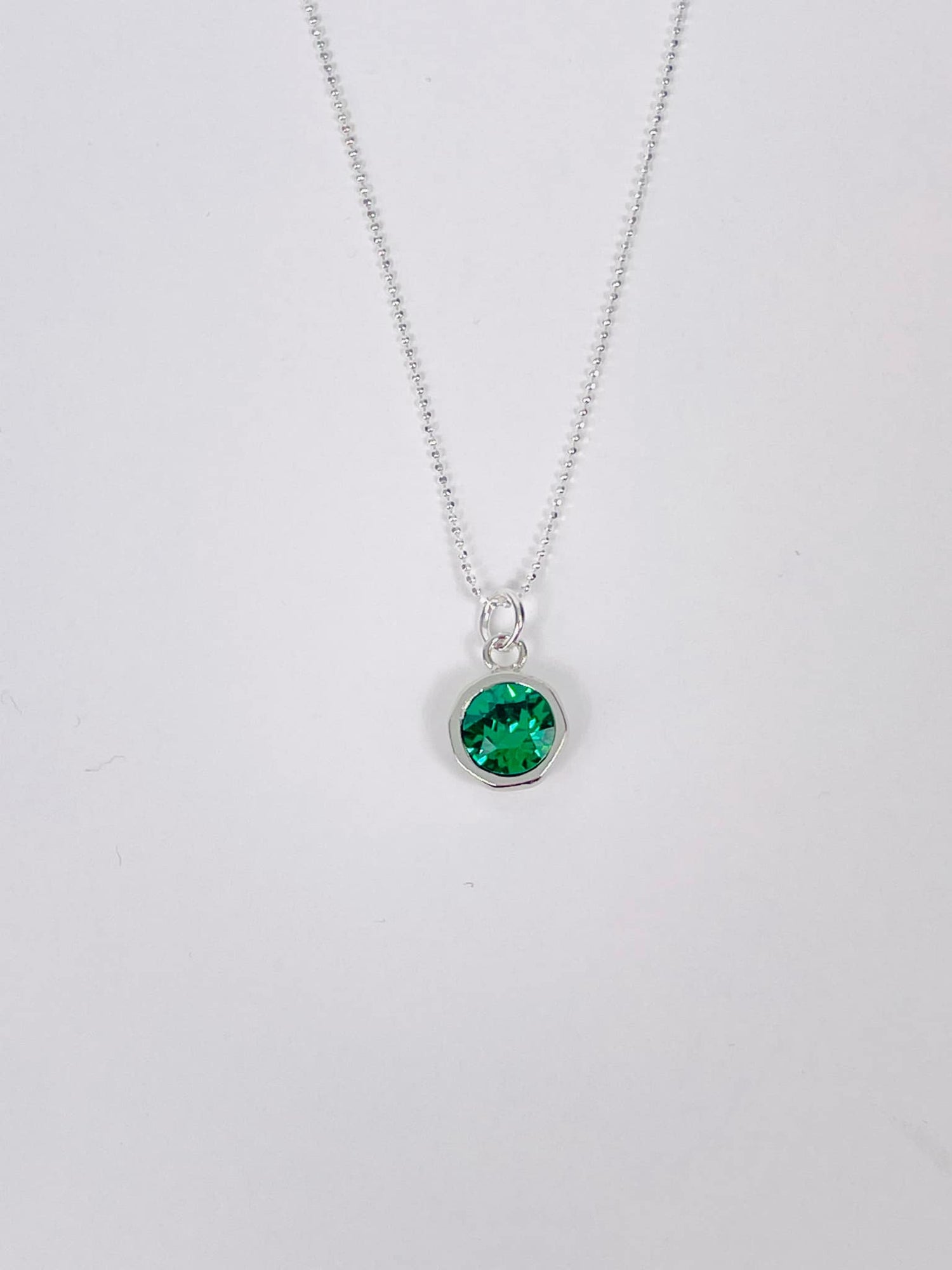 Simple Pendant Necklace in Majestic Green