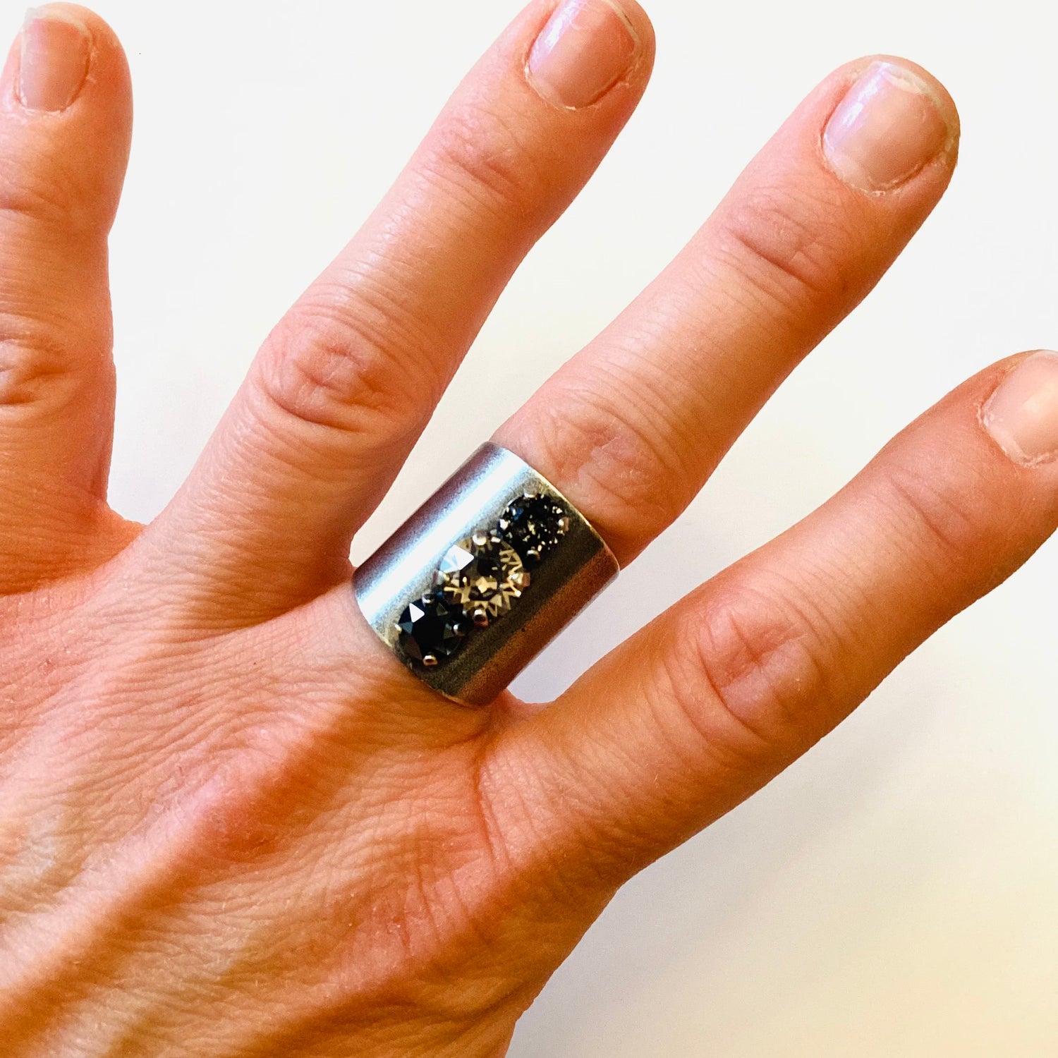 Simple Stones Wide Ring in Luster