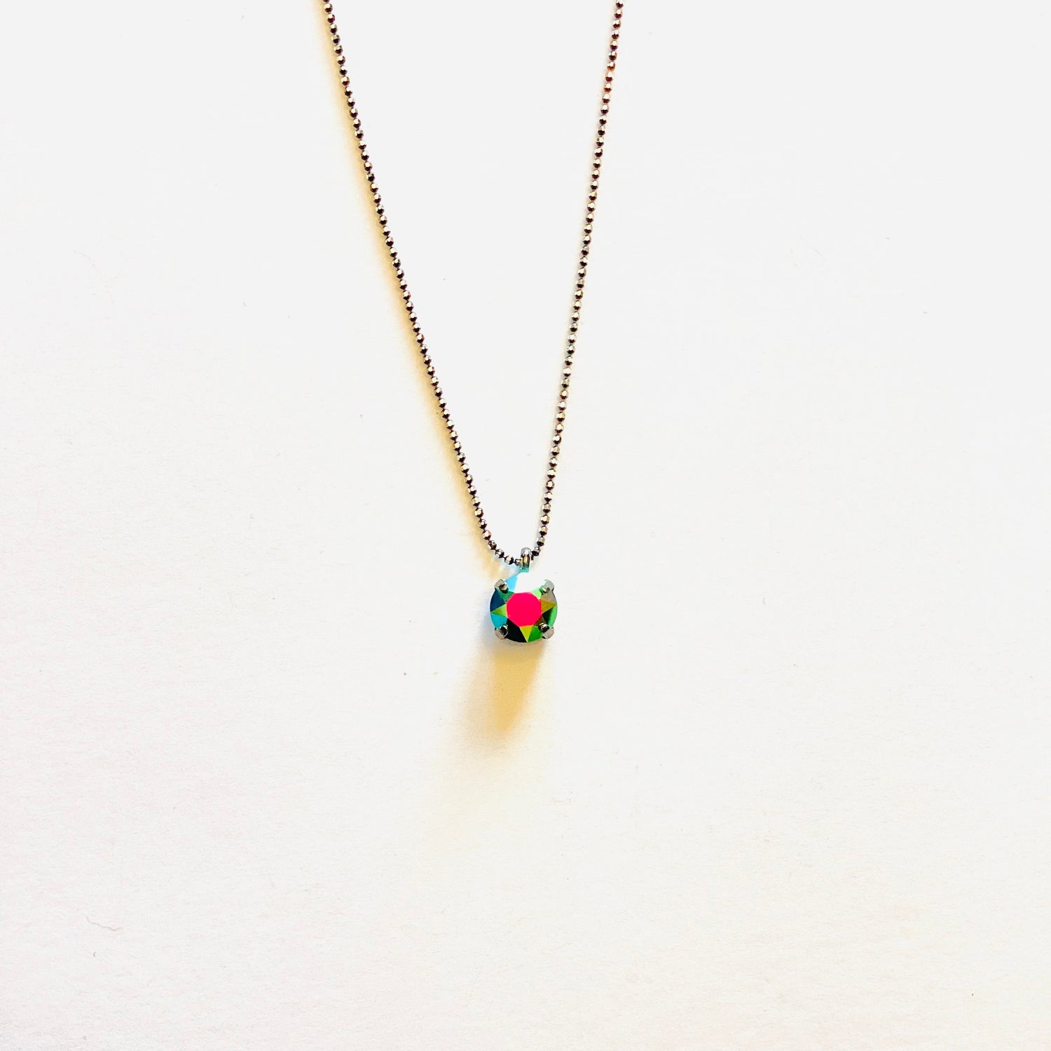 Simple Pendant Necklace in Metallic Medium Vitrail